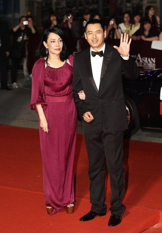 周潤發和陳薈蓮攜手亮相,穿黑色西裝+暗紅色禮服,夫妻默契滿分 周潤發和陳薈蓮攜手亮相,穿黑色西裝+暗紅色禮服,夫妻默契滿分