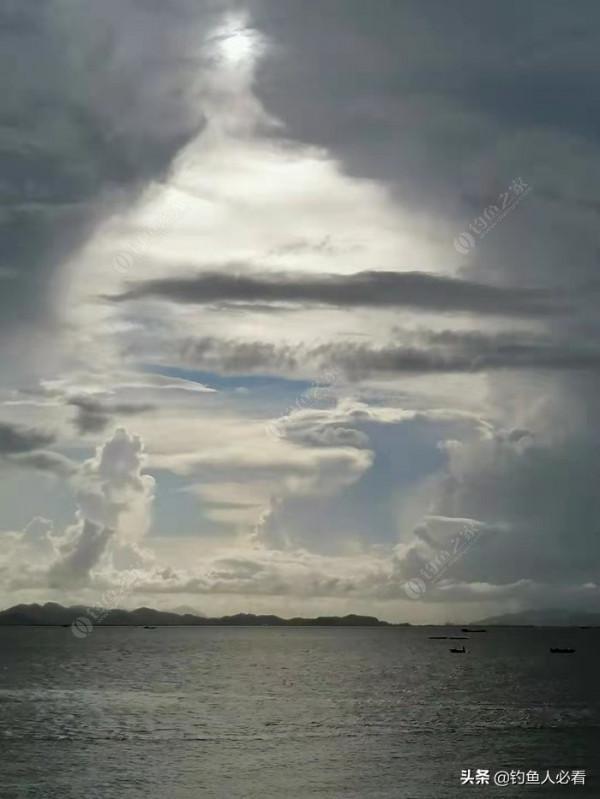 歷經一番驚險刺激的操作，小鉤成功博大魚一條……