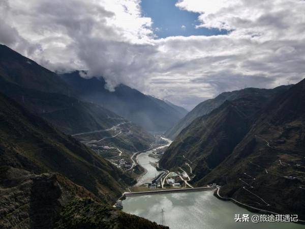 建在天上的雅康高速，一條隧道一座橋，318進藏路上一道靚麗風景