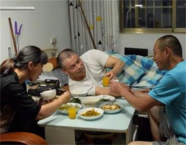 女子帶前夫改嫁16年，住在同一屋簷下，兩任丈夫成好兄弟