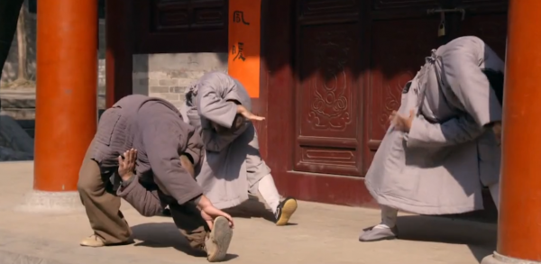 英國肌肉男質疑中國武術,上門挑戰少林武僧,結果只能腫著臉回國 英國肌肉男質疑中國武術,上門挑戰少林武僧,結果只能腫著臉回國