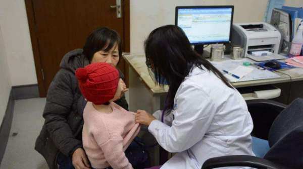 奶奶總給孩子喝粥，寶媽嫌棄太糊弄，兒科醫生卻誇婆婆早餐做得對
