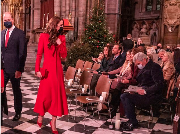 凱特孃家弟媳首次出席王室活動，一身千格鳥西服套裝，貴氣又惹眼