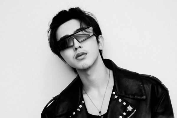 蔡徐坤挑戰新造型，留胡茬穿老虎夾克，滿滿的搖滾風