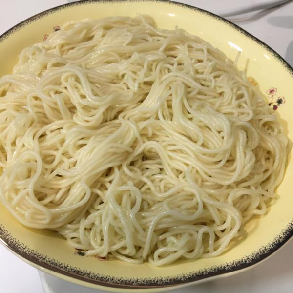 韭菜雞蛋炒麵,色澤豔麗,鮮香美味,看著好有食慾 韭菜雞蛋炒麵,色澤豔麗,鮮香美味,看著好有食慾