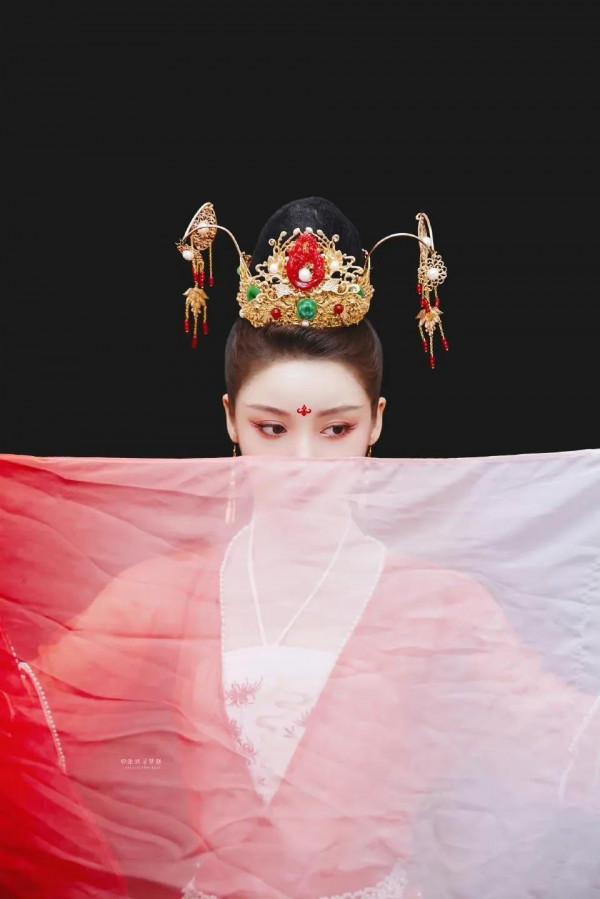 姜貞羽粉紅色長裙明豔動人，長髮披肩，舉手投足盡顯甜美氣息