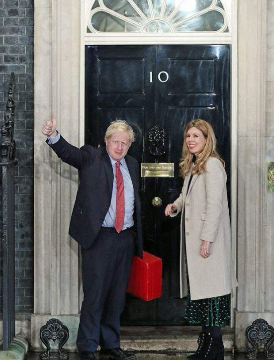 英國首相夫人：擠走高顏值前妻，戴鴿子蛋大鑽戒，齙牙妹憑什麼