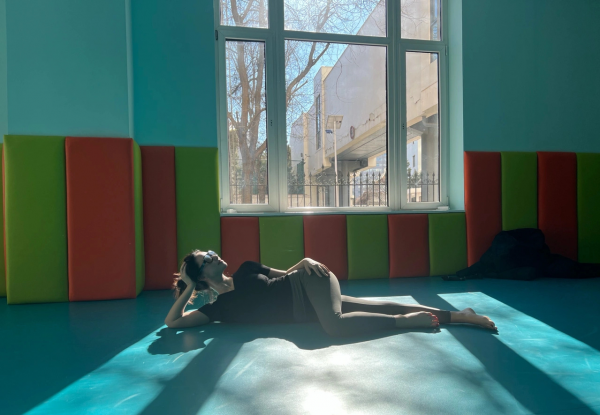 名媛朱珠曬產後恢復瑜伽照，大象腿粗的好真實，露臍裝找不到腰身