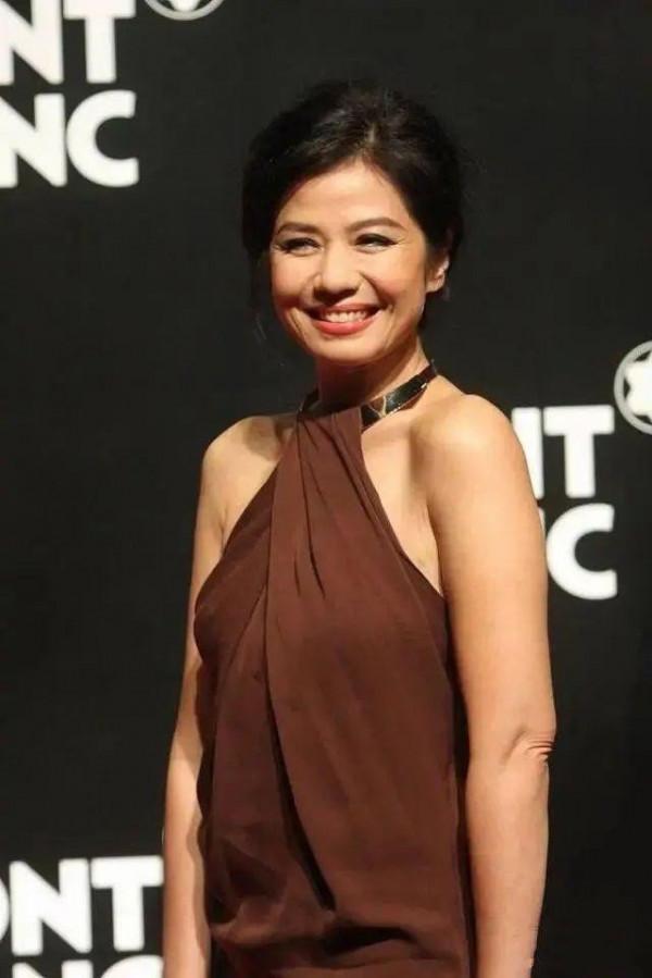 61歲鐘楚紅真放得開，掛脖吊帶裙露出麒麟臂，臉部肌膚鬆弛明顯