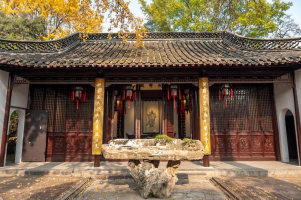 實拍瘦西湖小金山石獅子,跟我們想象中的不一樣,毫無威嚴可言 實拍瘦西湖小金山石獅子,跟我們想象中的不一樣,毫無威嚴可言