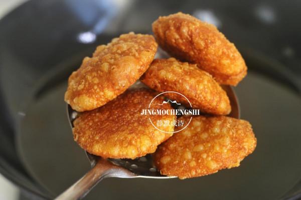 北方做油炸糕，不用麵粉不用酵母，外酥裡糯有糖心，吃著特解饞