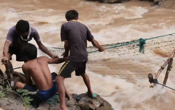 湄公河最瘋狂的捕魚人，極端洪水嚇得你冒冷汗，他們卻在水中玩命