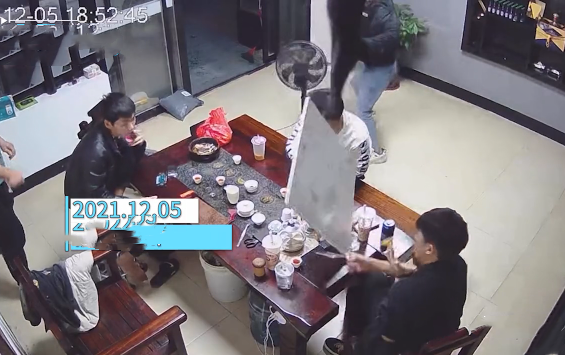 1只貓咪從天花板上掉下，砸到了桌子上，男子的反應過於真實了