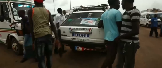 非洲堵車有多嚴重？收費站至少堵10天，公交車可以直接插隊走