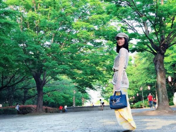 35歲的李彩樺美得驚豔！皮衣搭印花短裙露腿，一襲白裙似仙女