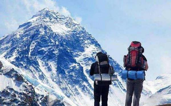 98年，美國女登山家在海拔8千米倒下，9年後有人看不下去將其安葬