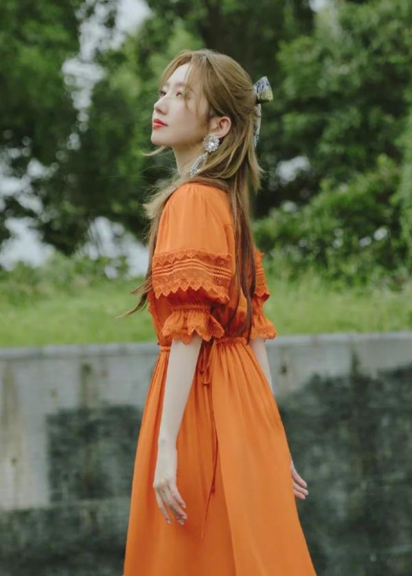 孟美岐焦糖調初秋寫真，泡泡袖長裙溫柔慵懶，鑽石耳飾個性誇張
