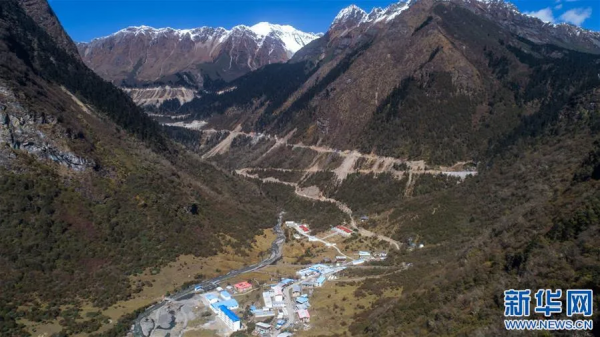 在玉麥，戶戶高掛五星紅旗