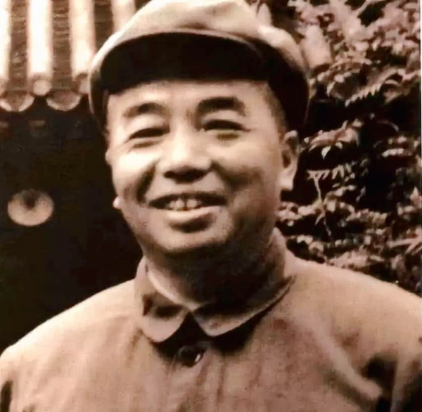 1949年新疆軍區成立，彭德懷擔任司令員，3位副司令員分別是誰？