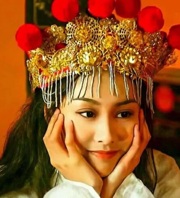 中國古代結婚的鳳冠霞帔，唯美高雅，看女明星們穿上有多驚豔