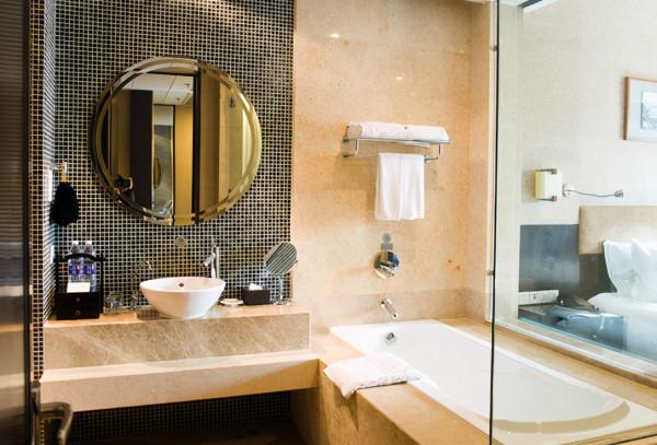 為何住酒店時，要開著廁所的燈睡覺？這幾點告訴你“答案”