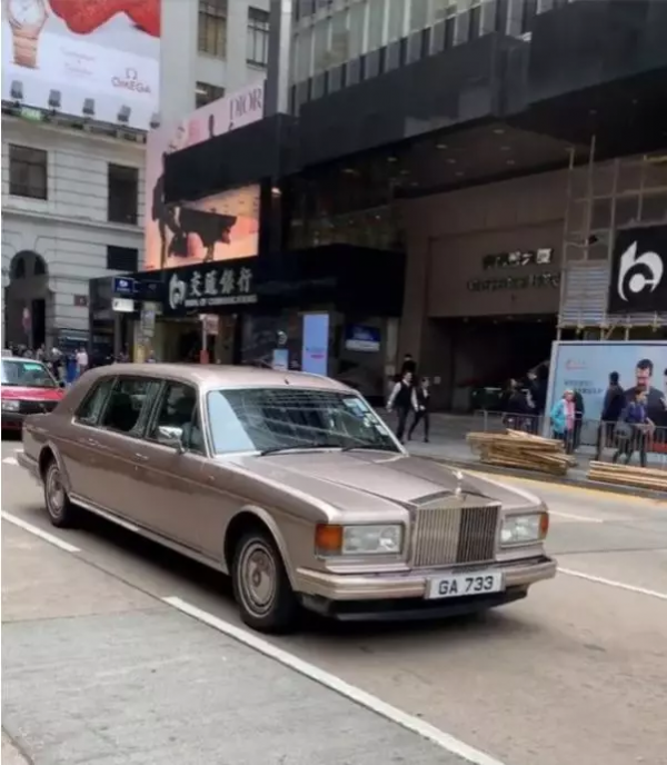 香港出現上世紀勞斯萊斯老爺車，氣場無與倫比，後排還帶遮陽簾