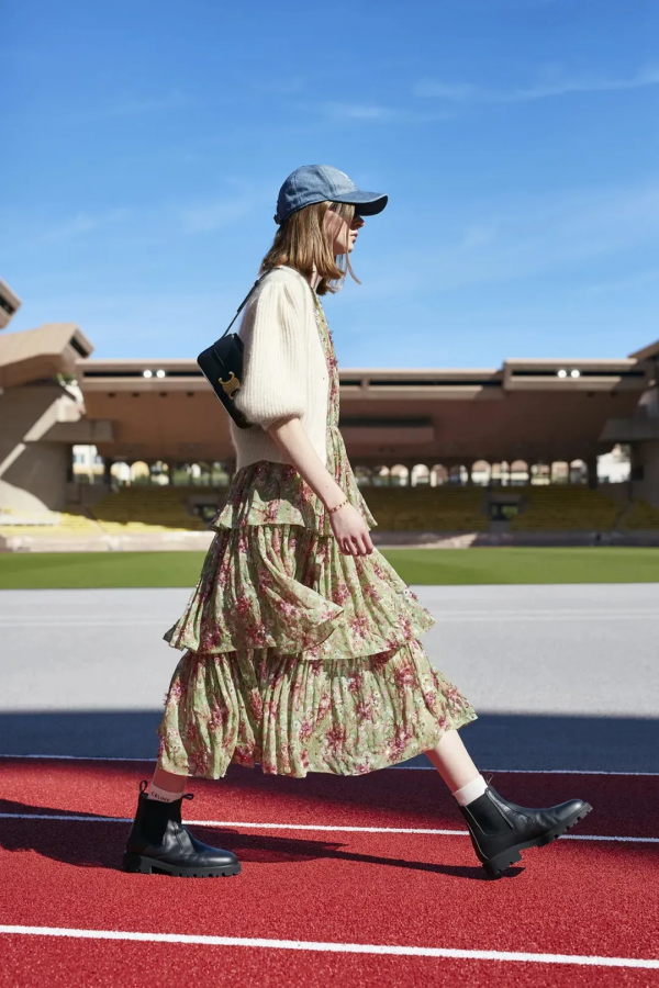 馬丁靴過時了,今年秋冬最火的是切爾西靴,配裙子、褲子都有範兒 馬丁靴過時了,今年秋冬最火的是切爾西靴,配裙子、褲子都有範兒