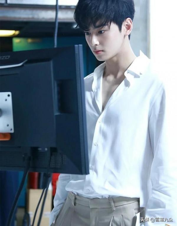 有一點點像許凱的小奶狗,白襯衣帥氣迷人 有一點點像許凱的小奶狗,白襯衣帥氣迷人