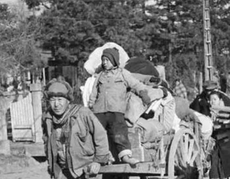 1949年,湖南乞丐給政府捐出16兩黃金後哭訴:這是我亡夫上交的 1949年,湖南乞丐給政府捐出16兩黃金後哭訴:這是我亡夫上交的