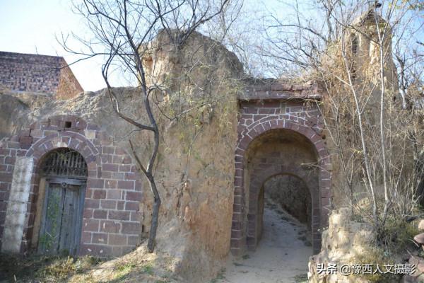 畫畫的“老頭兒”，10年磨洋工修成石頭城堡，專家：能用500年