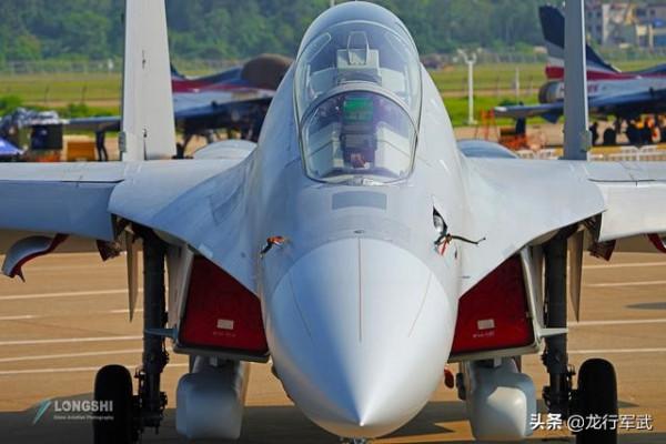 罕見，官方證實J16D強大足以匹敵F22，專家：F22單挑沒優勢