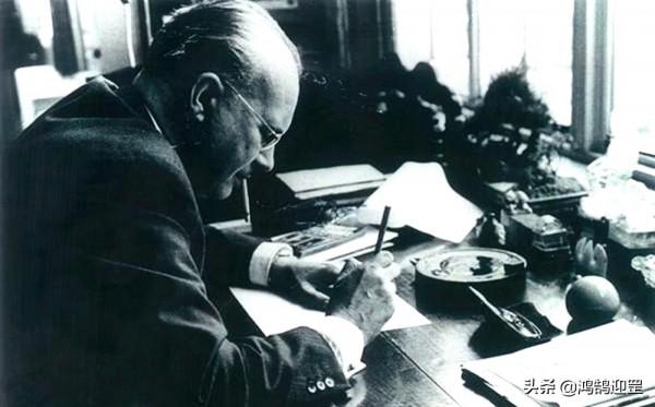 荷蘭小夥崇拜中國文化，娶了張之洞外孫女，擅長書法和古琴