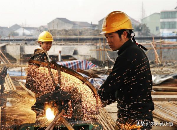 農民工月入過萬,為何到年底還是說沒什麼錢?到底是怎麼回事呢? 農民工月入過萬,為何到年底還是說沒什麼錢?到底是怎麼回事呢?