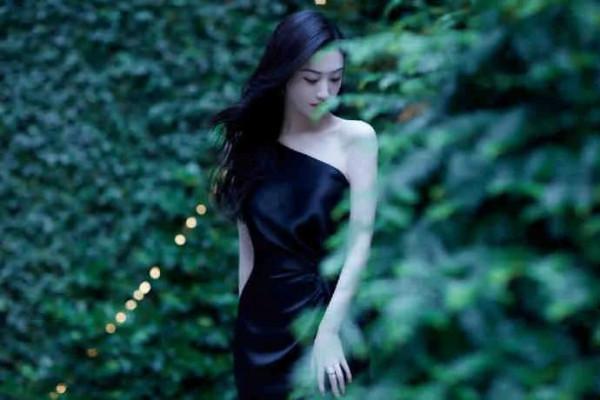 景甜著黑色斜肩長裙，長髮微卷，鎖骨簡直太絕了