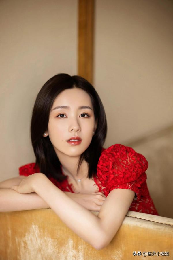 陳都靈，清純的校花級女神，顏值唯美可人，處處散發溫柔氣息