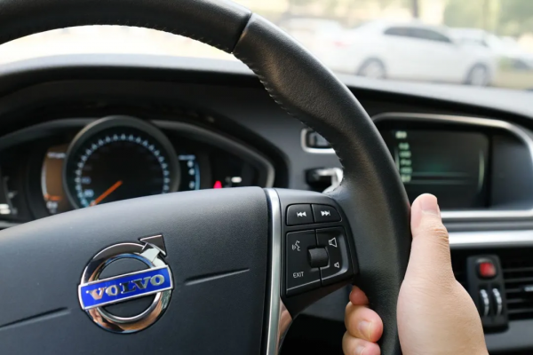 二手沃爾沃 V40：十萬級的品質代步車，安全又省心