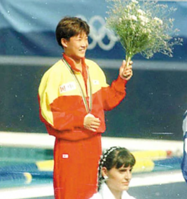 伏明霞24歲嫁50歲富商,5年生下三子女,今女兒成人禮丈夫送豪宅 伏明霞24歲嫁50歲富商,5年生下三子女,今女兒成人禮丈夫送豪宅