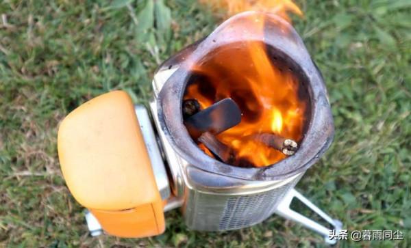 重量935克的燃木發電柴火爐——BioLite CampStove 2（揹包客最愛）