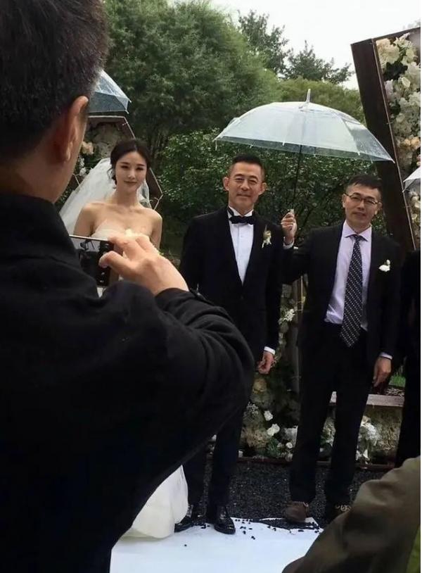 兩任前妻70後,情人80後,三婚又娶90後,是因為侯勇有錢就變壞? 兩任前妻70後,情人80後,三婚又娶90後,是因為侯勇有錢就變壞?