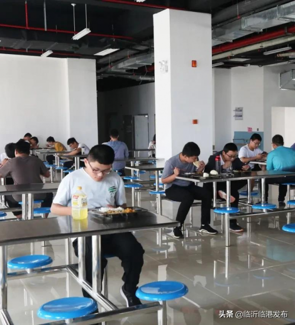 “沉浸式”體驗臨港產業學院 “沉浸式”體驗臨港產業學院