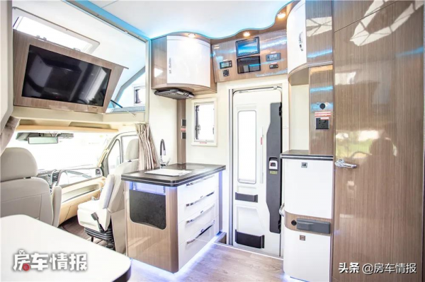 出廠14度電的霍夫勒房車，6人長途旅行可勁玩，外觀比越野車還猛