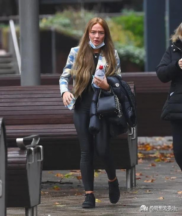 英國女孩稱被前男友用30多個賬號威脅，胸口被刀刺，結果都是她自己偽造的！