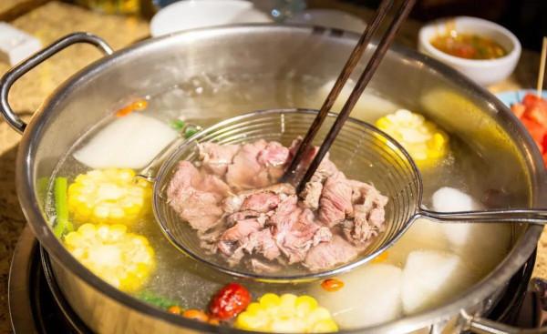 吃火鍋，為何聰明人不點“清湯鍋”？原來有這麼多貓膩，別亂點了