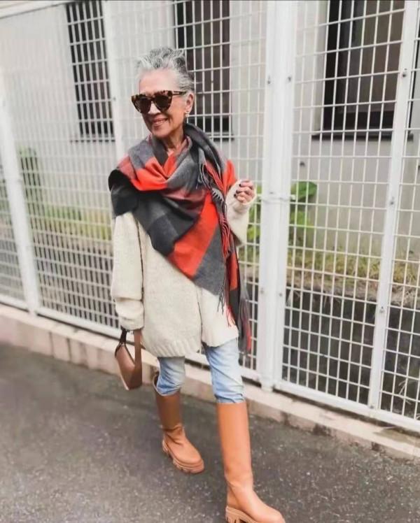 精緻的女人從不在乎年齡，看這位71歲奶奶的打扮，精緻洋氣