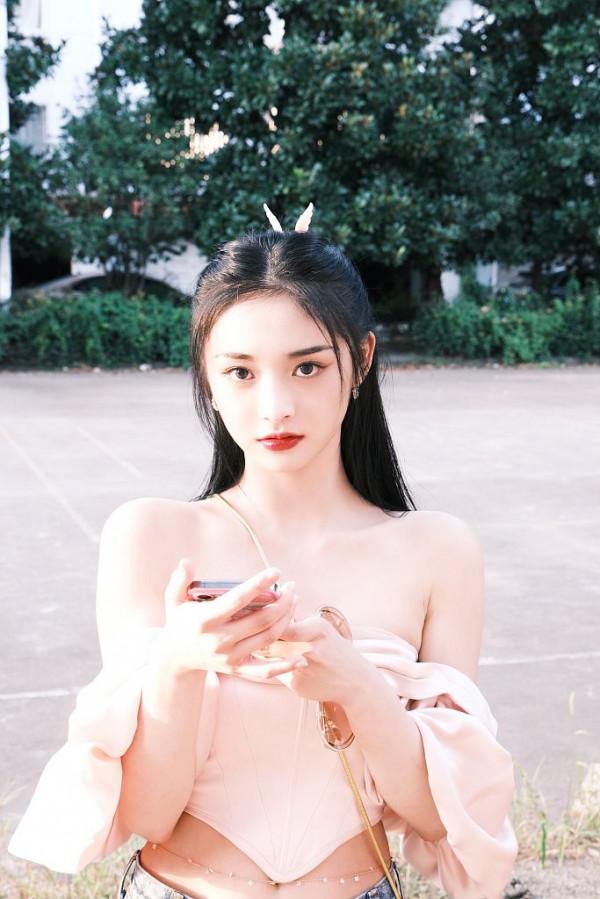 周潔瓊粉色露肩上衣秀精緻鎖骨 低頭甜笑眉眼彎彎超養眼