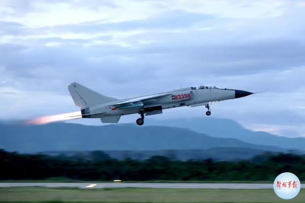 南部戰區海軍航空兵某旅跨晝夜飛行訓練