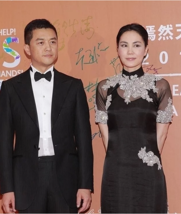 服了王菲的“迷”之衣品,穿著“破布爛衫”就出門,全靠氣質撐著 服了王菲的“迷”之衣品,穿著“破布爛衫”就出門,全靠氣質撐著