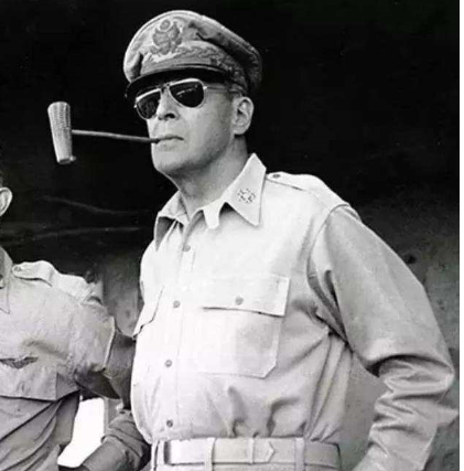 為什麼總感覺美國大兵在戰爭時候都愛戴著墨鏡打仗,耍酷的嗎? 為什麼總感覺美國大兵在戰爭時候都愛戴著墨鏡打仗,耍酷的嗎?