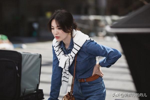 凍齡女神宋慧喬真有少女感！藍色牛仔裙搭配條紋披肩，氣質滿滿