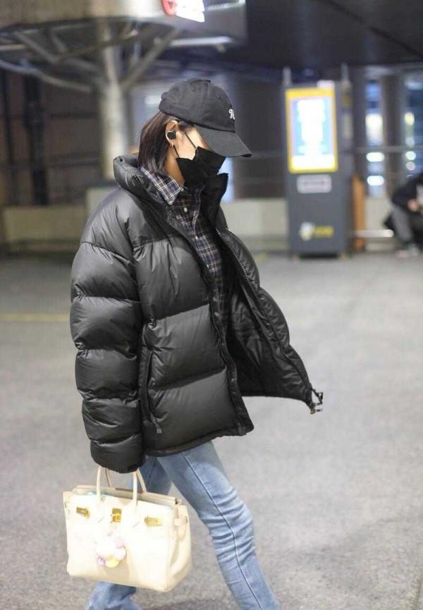 張雨綺終於找對“風格”了，穿短羽絨服配喇叭褲，顯瘦又時髦